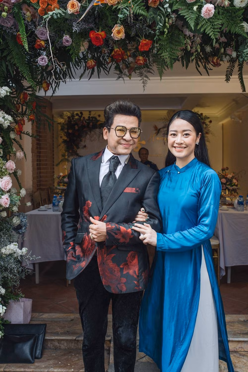 Khách dự lễ ăn hỏi của Phí Linh còn có MC Thanh Bạch - người thầy, đồng nghiệp cô vô cùng yêu kính.