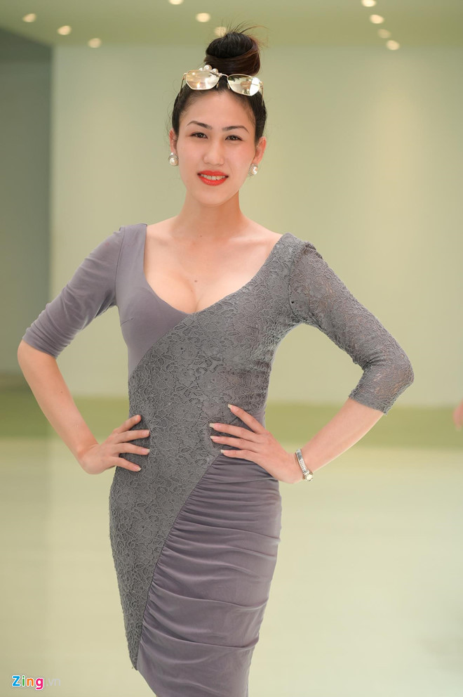 Thí sinh chuyển giới Trần Việt Linh hồi hộp khi trả lời các câu hỏi của truyền thông.