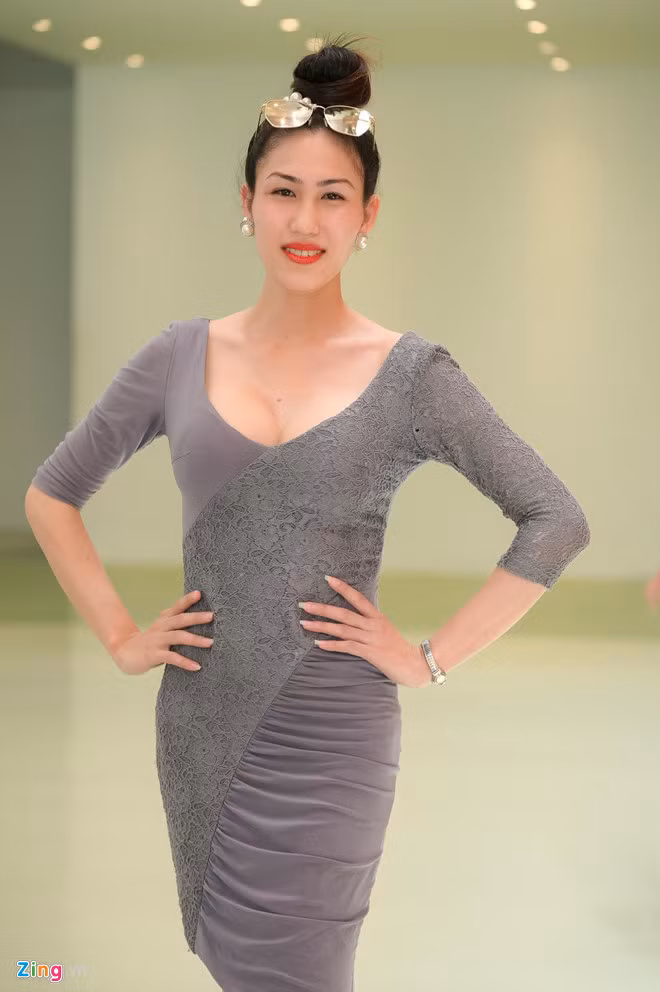 Thí sinh chuyển giới Trần Việt Linh hồi hộp khi trả lời các câu hỏi của truyền thông.