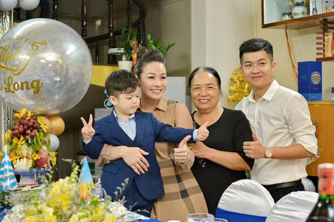 Nhat Kim Anh va chong cu vui ve to chuc sinh nhat cho con