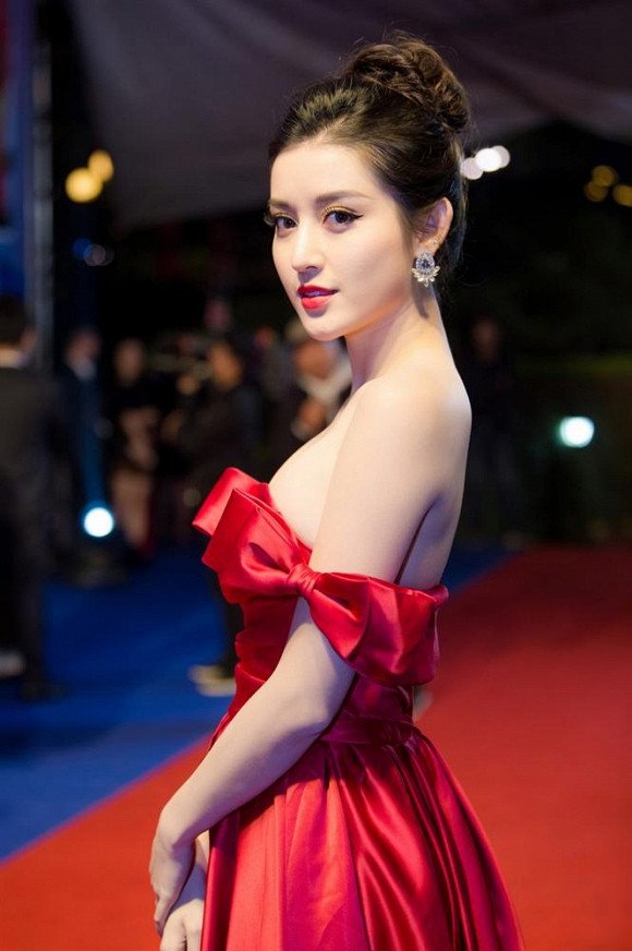 A hau Huyen My bi chi trich vi dang ngoi 