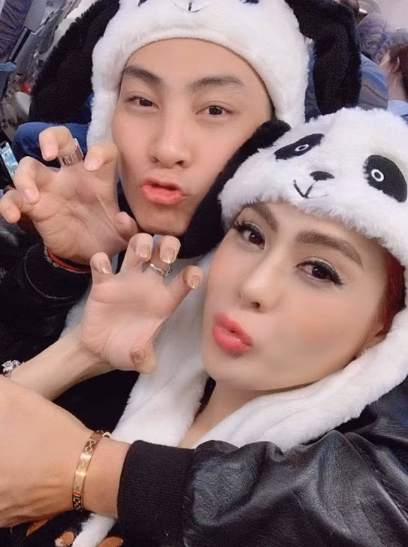 Check-in cùng ông xã ở sân bay "mỹ nhân chuyển giới" Lâm Khánh Chi viết: “Bay nào. Mình cùng nhau đi khắp thế gian chồng nhé”.