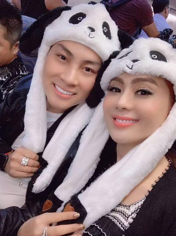 Đúng như chia sẻ của Lâm Khánh Chi, chỉ sau vài ngày gương mặt xinh đẹp của cô đã quay trở lại, thậm chí còn căng bóng, mịn màng hơn trước.