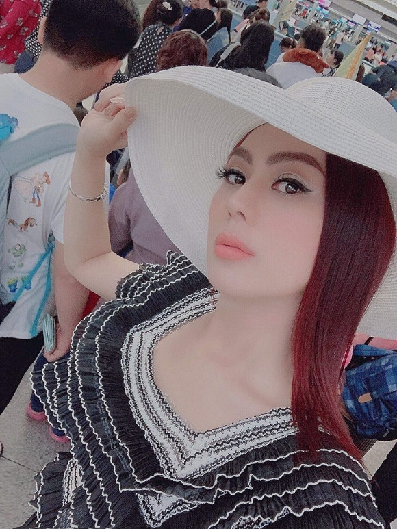 Ngoài ra, cô còn nói thêm: “Em cứ xinh đẹp bất chấp giữa dòng đời xuôi ngược”.