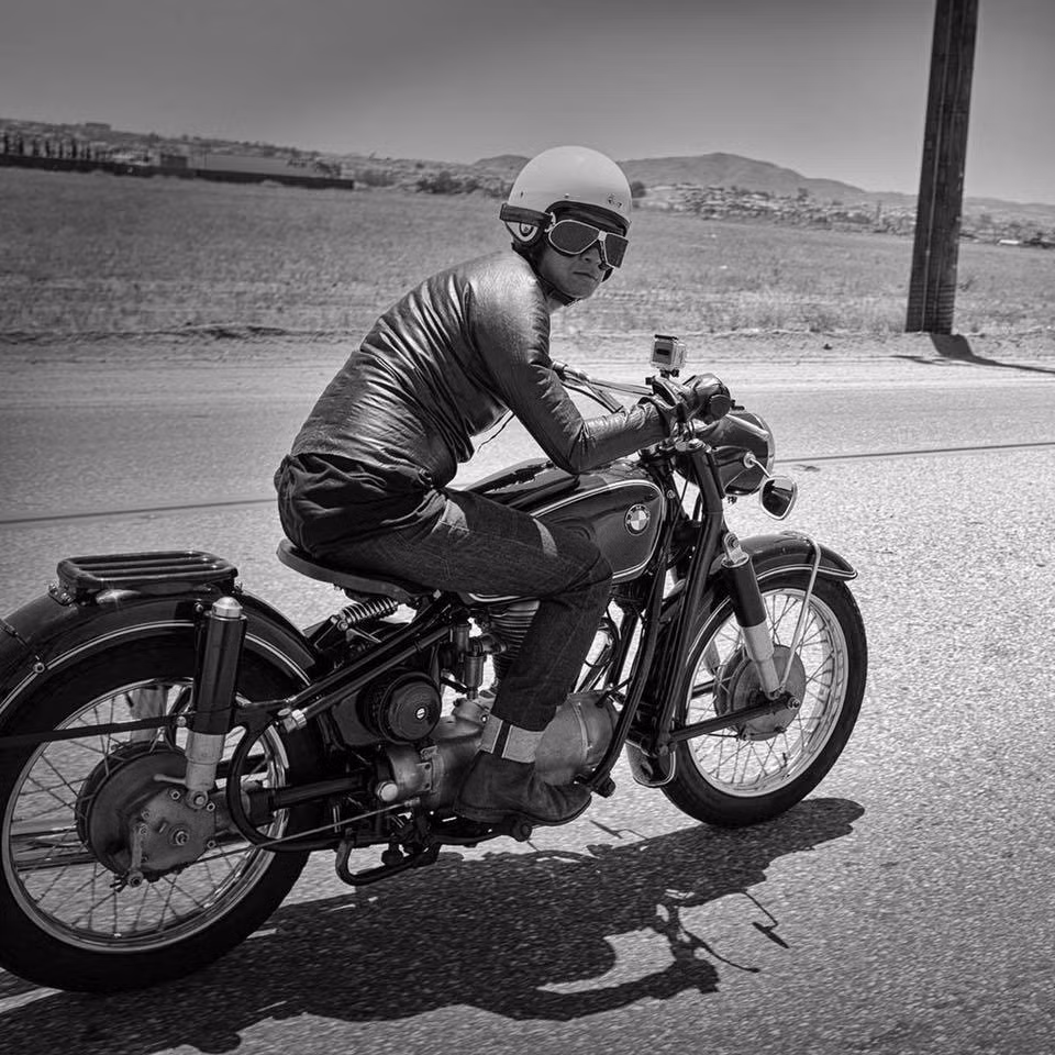 Có niềm đam mê xe cộ, nam doanh nhân thường khoe ảnh đi xe máy với phong cách “ngầu” trên trang cá nhân của mình. Mỗi lần về Việt Nam, anh cũng tự chạy xe máy đi dạo phố.