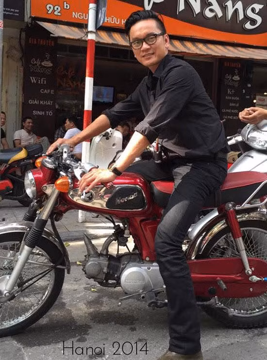 Khi đoạn video nàng Hậu tình tứ nắm tay bạn trai sải bước trên đường phố Mỹ được lan truyền, chuyện tình của cặp đôi mới thu hút sự quan tâm của công chúng vì trước đó cả hai khá kín tiếng.