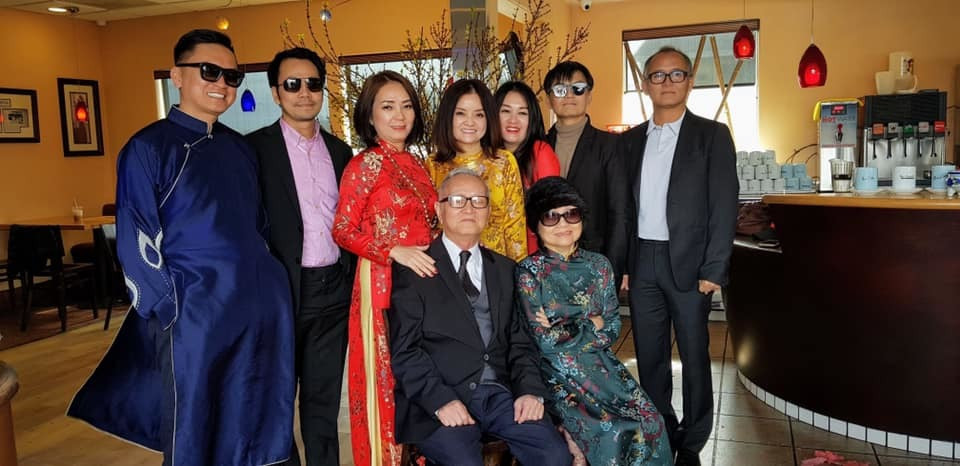 Tại Mỹ, anh thường cùng gia đình mặc tà áo dài truyền thống của Việt Nam chụp hình trong mỗi dịp lễ Tết.