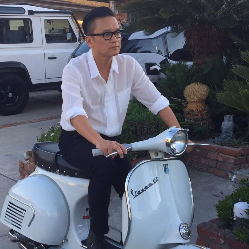 Tôn Bảo Anh là Việt kiều Mỹ, sinh sống tại bang California. Ngoại hình của ban trai mới Dương Mỹ Linh được đánh giá là khá trẻ trung, phong độ dù đã ở độ tuổi U50.