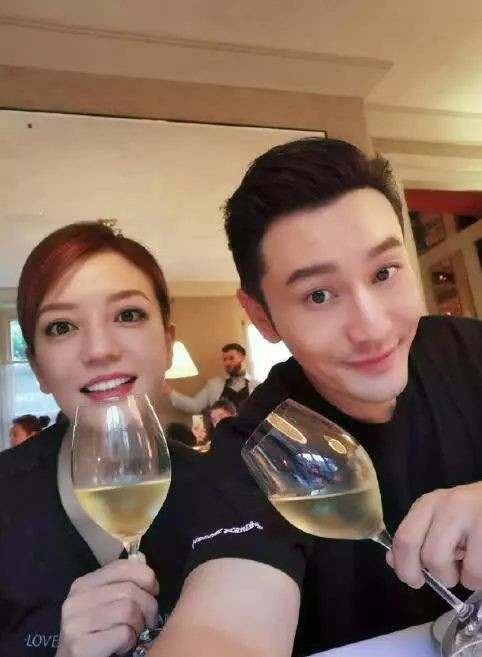 Gần đây, chương trình thực tế Nhà hàng Trung Hoa mùa 3 liên tiếp nhận phải gạch đá vì thái độ gia trưởng, không xem trọng người khác của cửa hàng trưởng Huỳnh Hiểu Minh, càng khiến người xem nhớ về “cựu cửa hàng trưởng” hai mùa trước là Triệu Vy. Hôm qua, Huỳnh Hiểu Minh và Triệu Vy có buổi gặp gỡ, hài hước đáp lại chuyện này, và hy vọng khán giả có thể bao dung hơn với “Huỳnh Giáo chủ”.