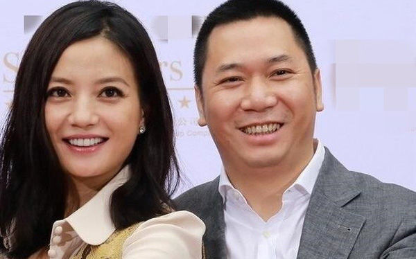 Hai năm cưới chồng thì nàng đại hoa hạ sinh con gái Huỳnh Tân (tên gọi khác là Tiểu Tứ Nguyệt). Trước đây, gia đình họ vừa nổi tiếng lại giàu có nên nhận được nhiều sự chú ý ở Hong Kong. Nhưng một năm trở lại đây, công ty của hai vợ chồng Triệu Vy bị gần 600 người khởi tố vì tội lừa đảo chứng khoán, nên Triệu Vy đã không còn công khai những hình ảnh ân ái cùng chồng nữa.