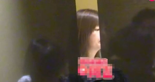 Bên trong, phóng viên còn phát hiện được ngoài Triệu Vy còn có cô con gái nhỏ 9 tuổi Tiểu Tứ Nguyệt. Cô bé ngồi bên cạnh mẹ, mái tóc đen dài, nhìn rất thục nữ, dịu dàng.