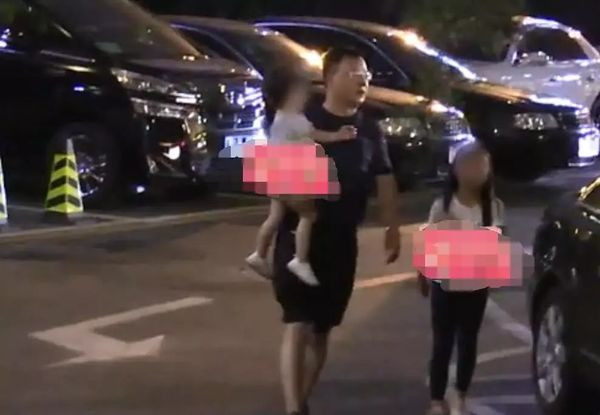 Sau khi dùng bữa, cậu bé được tài xế bế và trở về nhà cùng Triệu Vy, Tiểu Tứ Nguyệt và trợ lý của cô. Tiểu Tứ Nguyệt và cậu bé này cùng ngồi chiếc ghế phụ bên cạnh tay lái của tài xế. Cũng có người cho rằng nhỡ đâu cậu bé đó là con của bác tài xế, còn dân mạng lại suy nghĩ quá nhiều rồi!