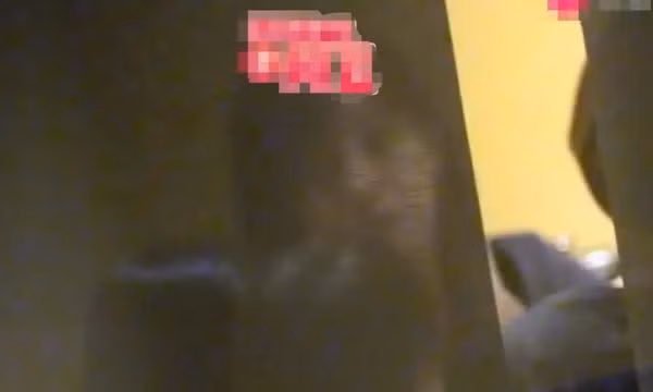 Bên cạnh Tiểu Tứ Nguyệt còn có một cậu bé chừng 4-5 tuổi, thỉnh thoảng Tiểu Tứ Nguyệt quay đầu nhìn và cười đùa với bé trai kia.