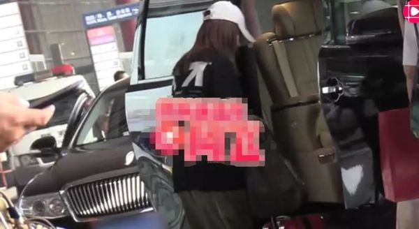 Khi xuống máy bay, nữ diễn viên nổi tiếng nhanh chóng lên xe và đến một nhà hàng ở Bắc Kinh.