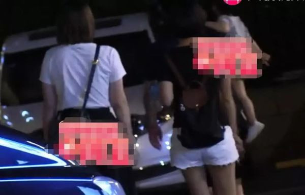 Năm nay, Triệu Vy đã 43 tuổi, 11 năm trước cô kết hôn cùng với thương nhân giàu có Huỳnh Hữu Long đồng thời định cư ở Hong Kong. Sau khi kết hôn, mặc dù nữ diễn viên không hoàn toàn rút lui khỏi ngành giải trí nhưng lượng công việc đã giảm hẳn để tập trung sự nghiệp kinh doanh, giúp đỡ chồng.