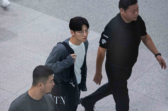 Ngoài ra, tài tử 32 tuổi ghi dấu ấn qua loạt vai trong Hoàng hậu Ki, Healer, The K2...