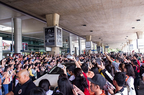 Ji Chang Wook vừa xuất ngũ vào ngày 27/4. Nam diễn viên sinh năm 1987 phục vụ tại Lữ đoàn pháo binh huyện Cheorwon, tỉnh Gangwon (Hàn Quốc). Sắp tới đây, anh sẽ tái xuất màn ảnh nhỏ với vai diễn trong bộ phim Phim Please Melt Me. Phim sẽ lên sóng ngày 28/9 tới.