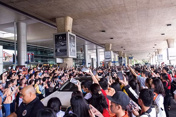Ji Chang Wook vừa xuất ngũ vào ngày 27/4. Nam diễn viên sinh năm 1987 phục vụ tại Lữ đoàn pháo binh huyện Cheorwon, tỉnh Gangwon (Hàn Quốc). Sắp tới đây, anh sẽ tái xuất màn ảnh nhỏ với vai diễn trong bộ phim Phim Please Melt Me. Phim sẽ lên sóng ngày 28/9 tới.