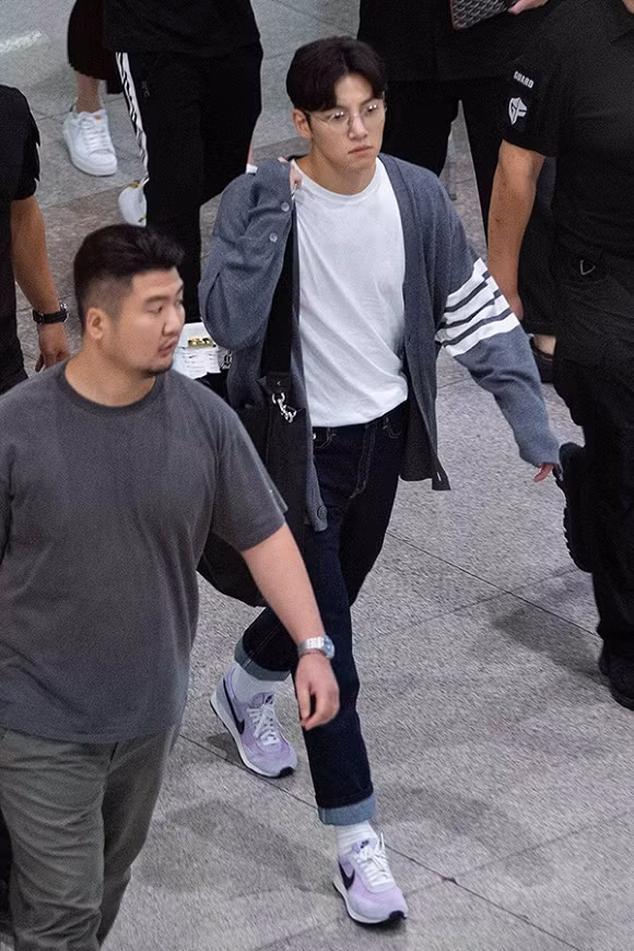 Ji Chang Wook sinh năm 1987, là diễn viên quen mặt với khán giả Việt qua tác phẩm Cười lên Dong Hae - bộ phim ăn khách nhất tại Hàn Quốc nửa đầu năm 2011 với rating tới 41%.