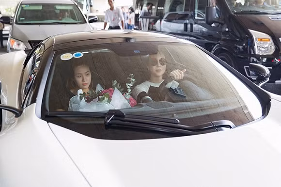  Diệp Lâm Anh cũng có mặt từ sớm, cô diện váy của Chanel mix cùng túi đồng thương hiệu.