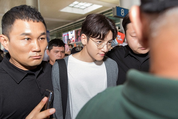 Diep Lam Anh vac bung bau, lai sieu xe don Ji Chang Wook