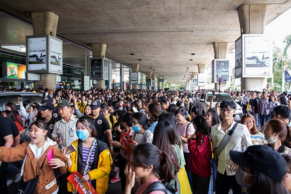 Fan chen lấn đón Ji Chang Wook.
