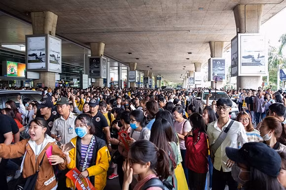 Fan chen lấn đón Ji Chang Wook.