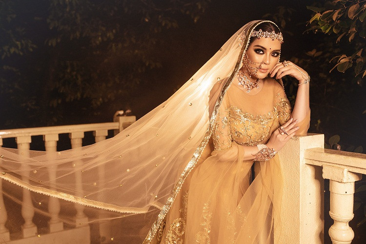 Chiếc đầm được làm bằng tay suốt 3 tháng liền và do cha nuôi tỷ phú đặt may riêng cho Lý Nhã Kỳ.