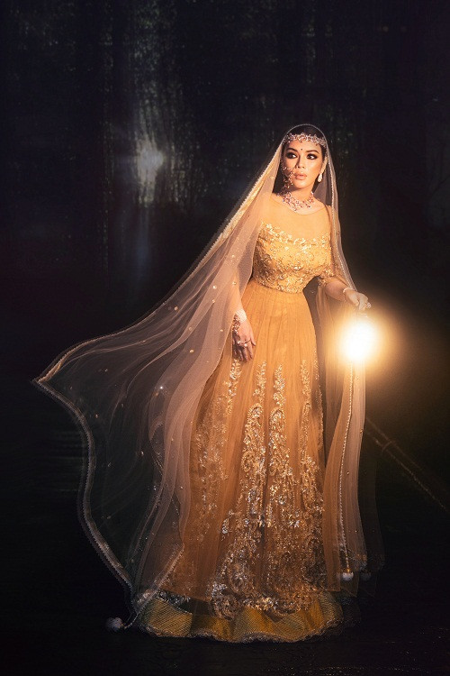 Cùng với trang phục, phụ kiện, Lý Nhã Kỳ được trang điểm kỹ lưỡng với điểm nhấn ở đôi mắt giúp cô trở nên cuốn hút hơn.