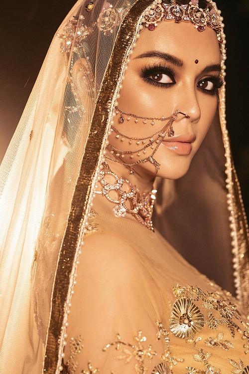 Cùng với trang phục ấn tượng, Lý Nhã Kỳ khéo léo kết hợp vòng cổ và phụ kiện cài tóc bằng kim cương đính ngọc trai, ruby.