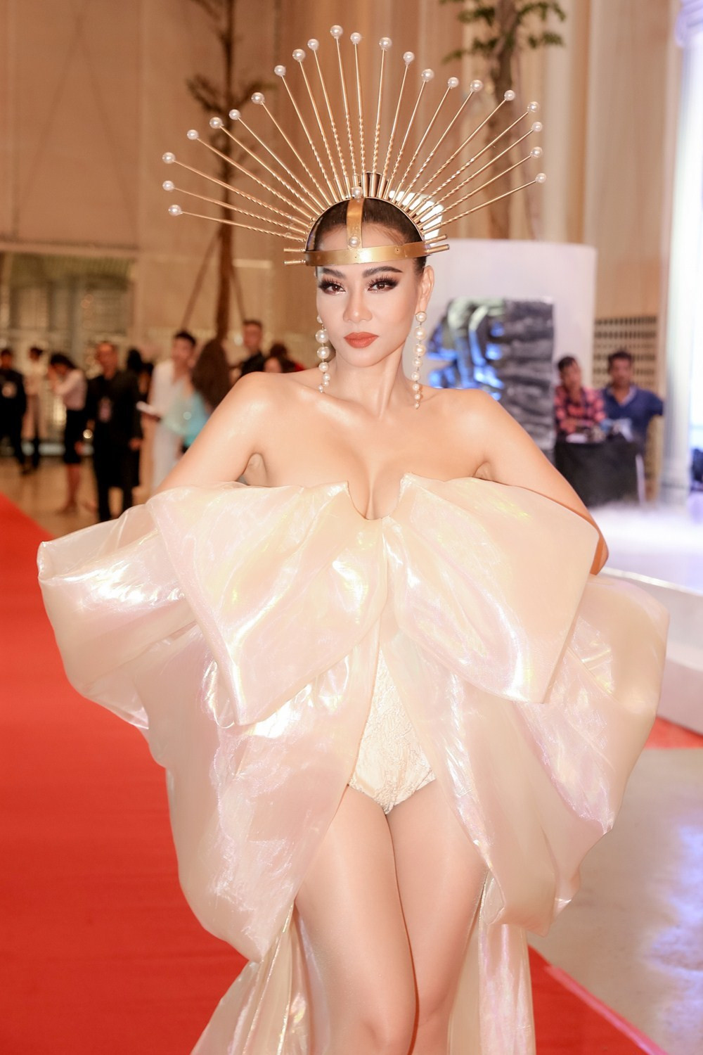 Hình ảnh Thu Minh lộng lẫy trong thiết kế với phom dáng phức tạp từ vải organza.