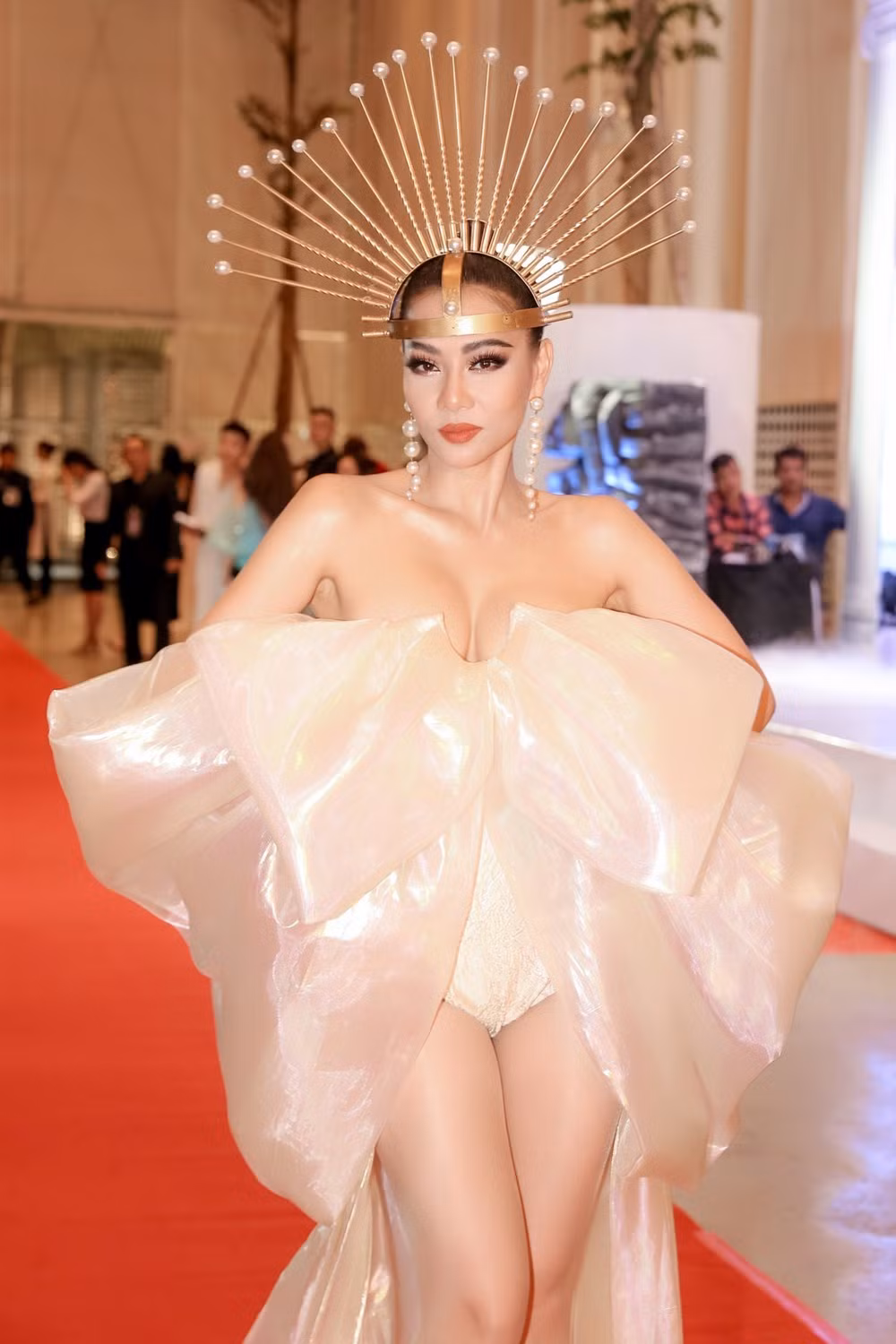 Hình ảnh Thu Minh lộng lẫy trong thiết kế với phom dáng phức tạp từ vải organza.