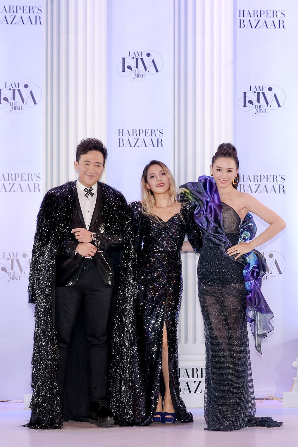 Vợ chồng Trấn Thành - Hari Won xuất hiện bên Diva của Hàn Quốc - So Hyang. So Hyang diện thiết kế đầm đen sequins sang trọng với đường xẻ tà vừa phải. Sau khi sải bước trên thảm đỏ, So Hyang sẽ trình diễn trong show âm nhạc của Thu Minh.