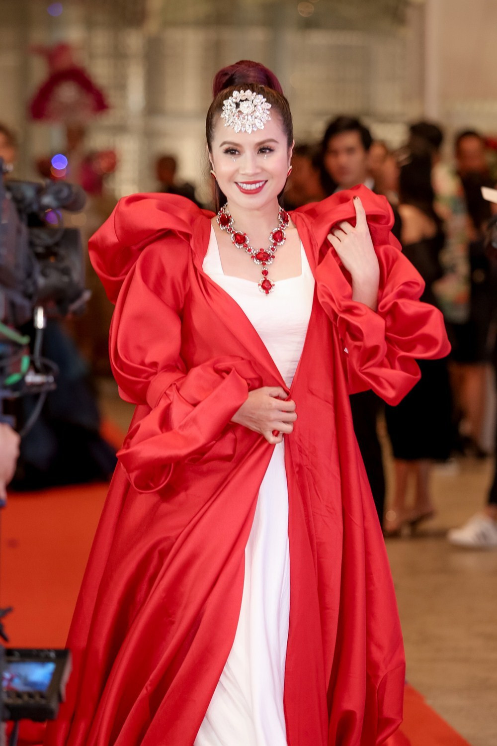 Nhạc sĩ Lưu Thiên Hương chia sẻ đây là lần hiếm hoi cô diện trang phục cầu kỳ, lộng lẫy trên thảm đỏ.