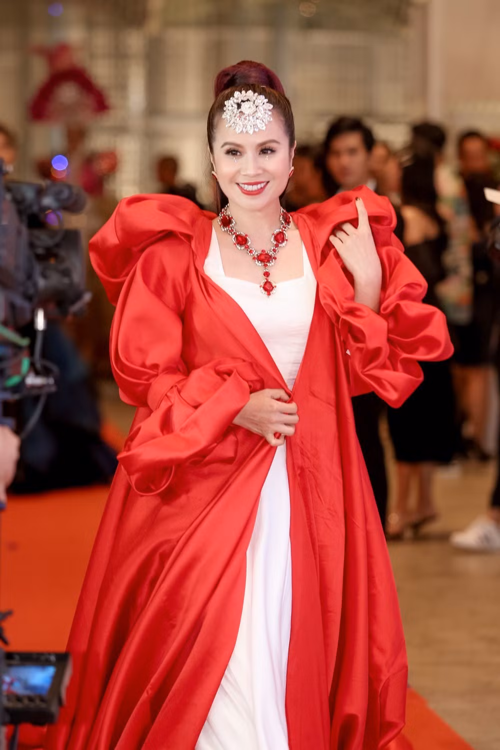 Nhạc sĩ Lưu Thiên Hương chia sẻ đây là lần hiếm hoi cô diện trang phục cầu kỳ, lộng lẫy trên thảm đỏ.