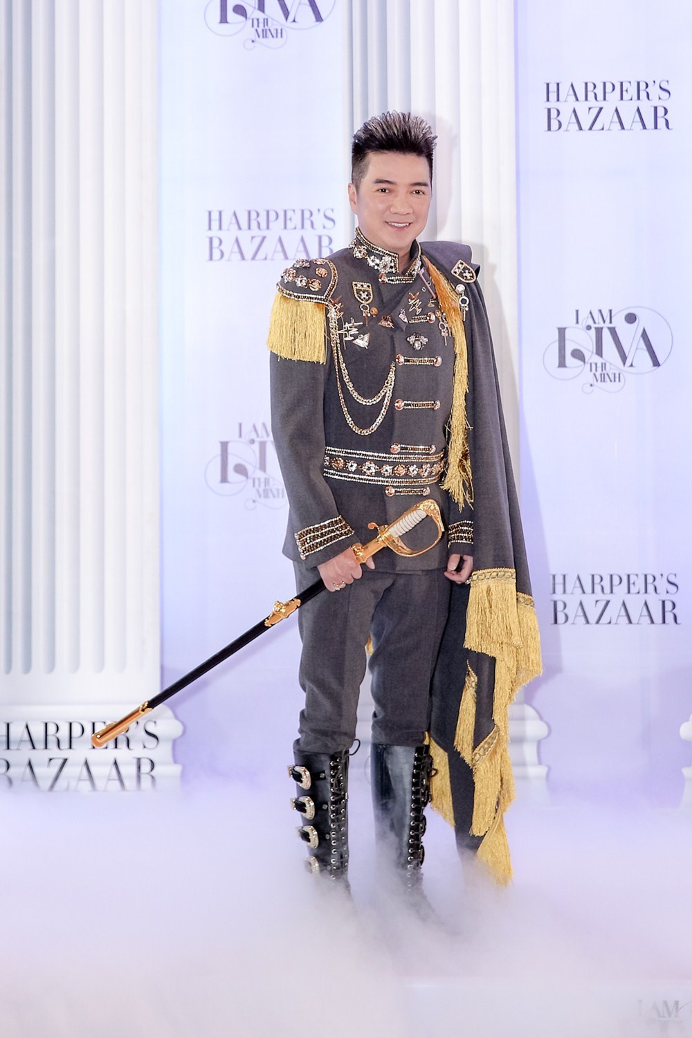 Đàm Vĩnh Hưng thừa nhận chưa phá bỏ giới hạn của bản thân. Tuy nhiên, bộ đồ mang phong cách hoàng gia của nam ca sĩ vẫn thu hút được sự quan tâm của nhiều người.