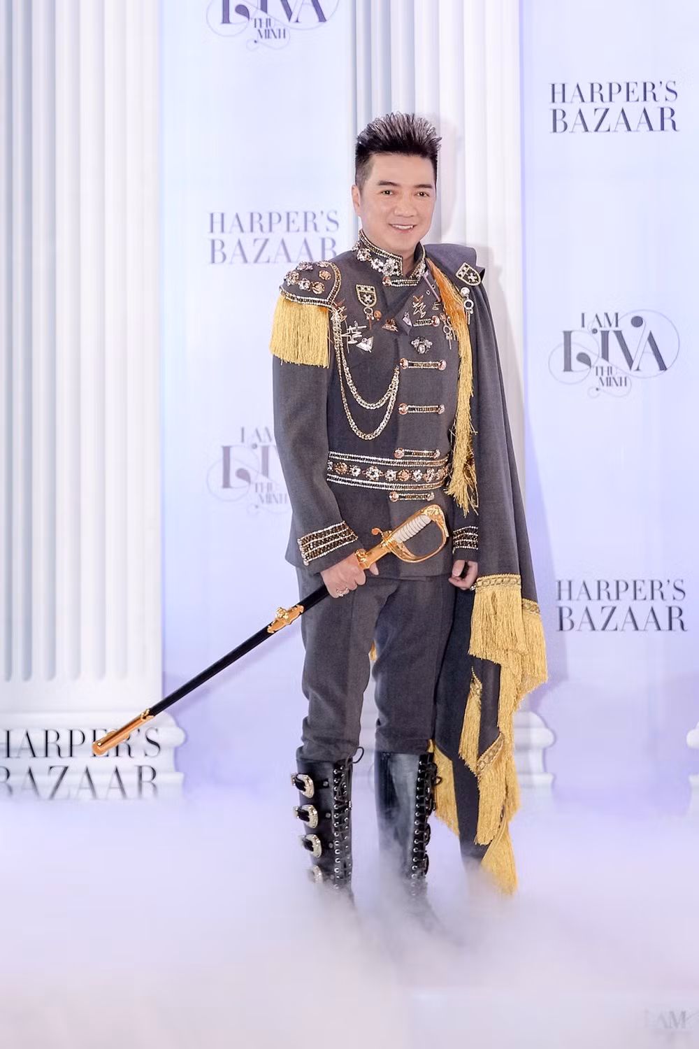 Đàm Vĩnh Hưng thừa nhận chưa phá bỏ giới hạn của bản thân. Tuy nhiên, bộ đồ mang phong cách hoàng gia của nam ca sĩ vẫn thu hút được sự quan tâm của nhiều người.