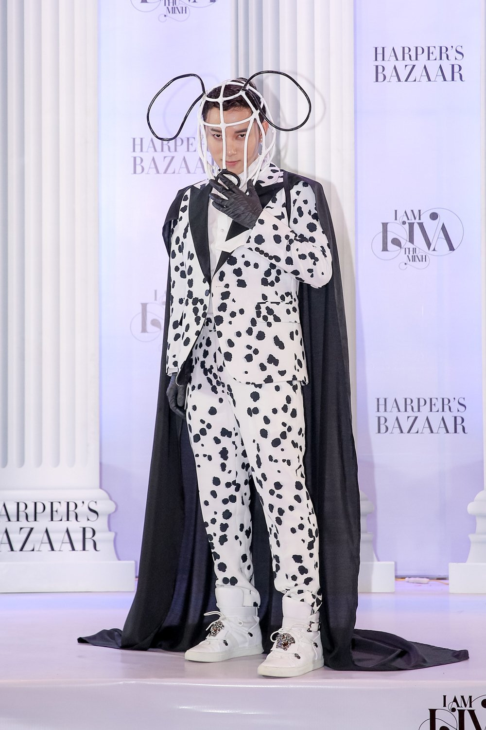 Trúc Nhân tái hiện lại hình ảnh chú chó đốm được xuất hiện trong poster ca khúc ''Thật bất ngờ'' mà nam ca sĩ phát hành trước đây. Anh tiết lộ bộ trang phục của mình chuẩn bị trong 5 ngày, phần đầu cho chính Trúc Nhân tự làm.