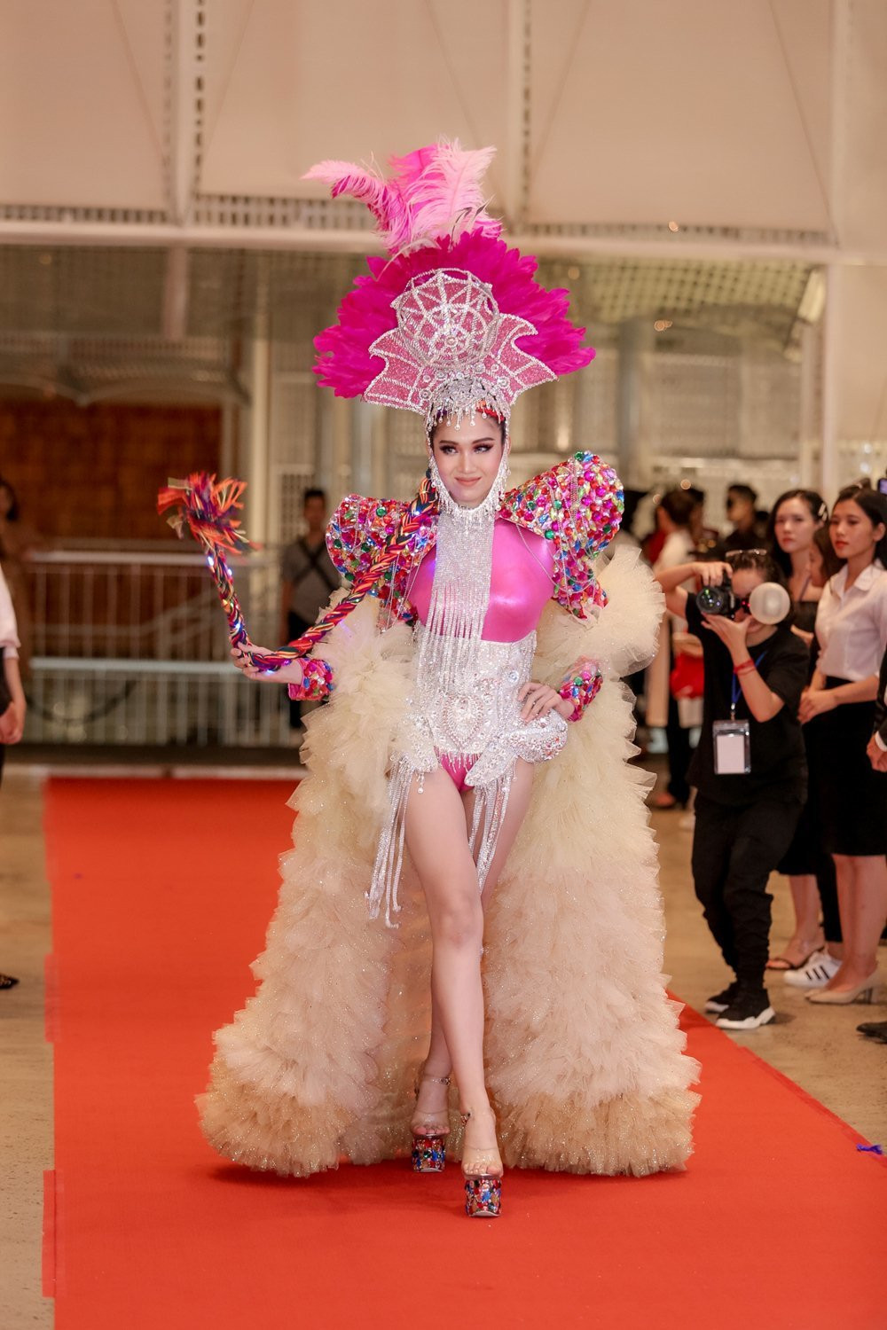 Người đẹp chuyển giới Đỗ Nhật Hà thu hút mọi ánh nhìn trong bộ cánh sặc sỡ.