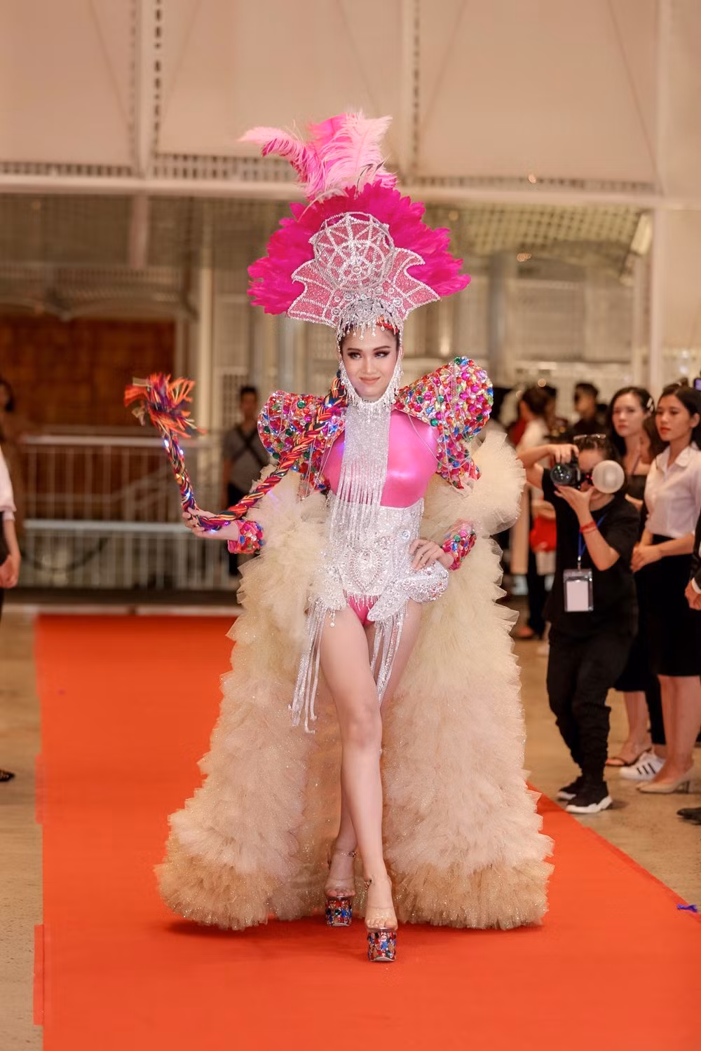 Người đẹp chuyển giới Đỗ Nhật Hà thu hút mọi ánh nhìn trong bộ cánh sặc sỡ.