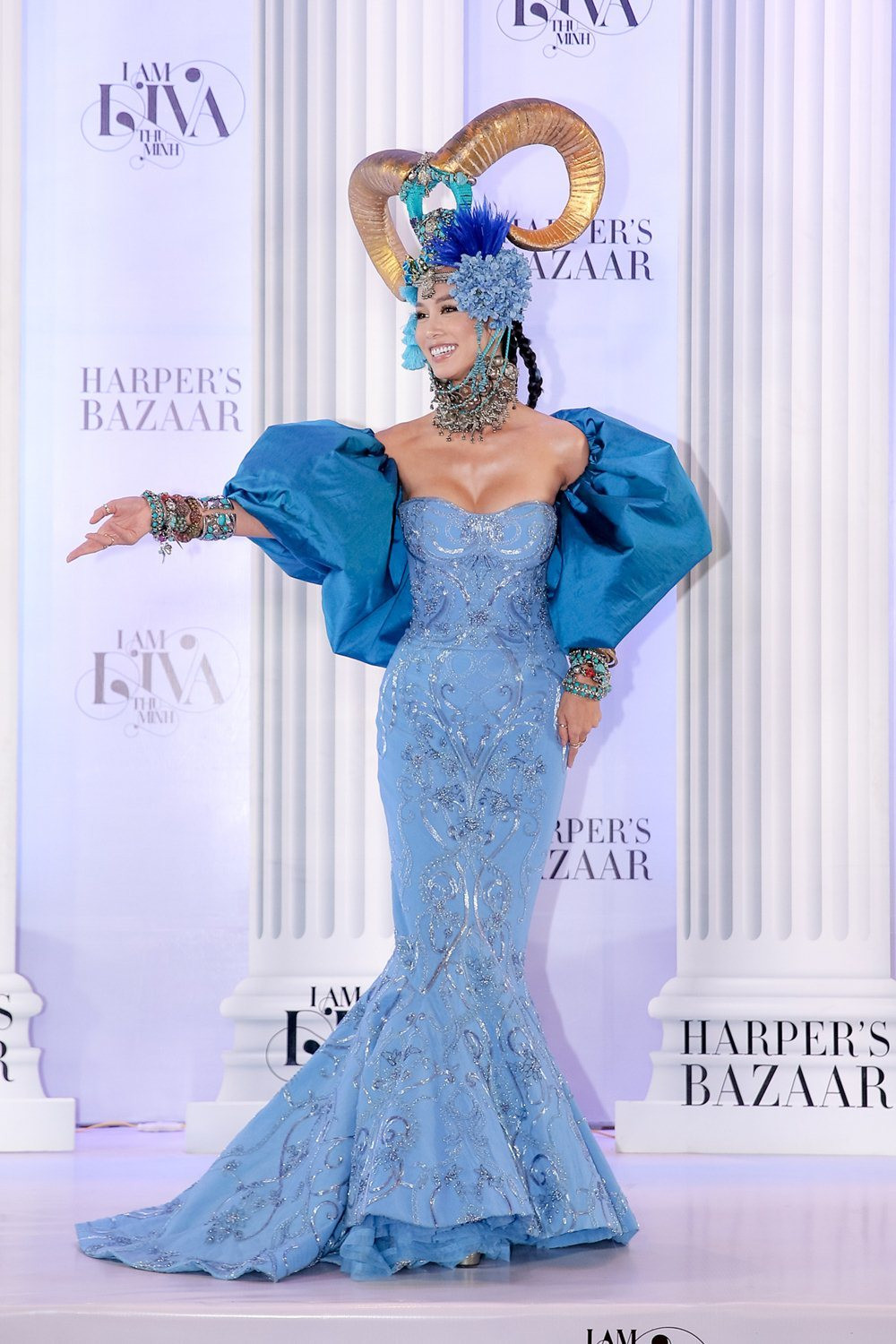 Vũ Ngọc Anh quyến rũ trong thiết kế đầm quây đuôi cá màu xanh bluesky. Điểm nhấn ấn tượng chính là chiếc sừng Bạch Dương cực đại được cô lựa chọn cho lần xuất hiện này.