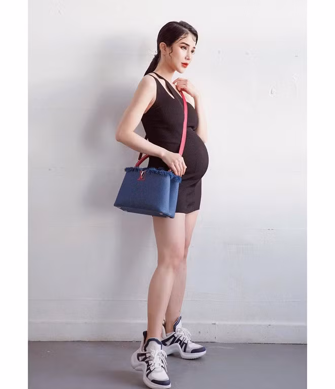 Hôm 13/8, trên Instagram, Diệp Lâm Anh đăng ảnh mặc trang phục bó sát lộ bụng bầu khá to. Nhiều người đã khen ngợi diện mạo xinh đẹp, tươi tắn của cô, nhưng có ý kiến cho rằng quán quân Cuộc đua kỳ thú 2013 nên hạn chế chọn váy áo quá ôm cơ thể để tránh ảnh hưởng đến em bé.