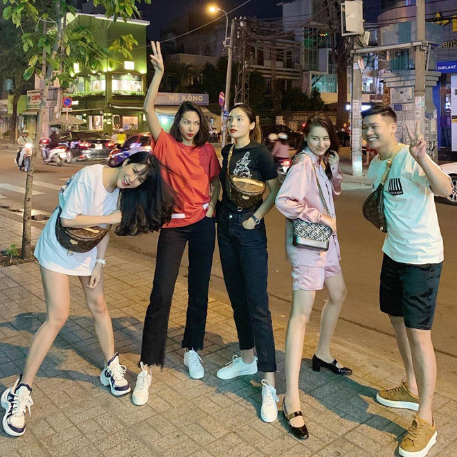 Diệp Lâm Anh chọn mốt giấu quần, xách túi bao tử của Louis Vuitton khi đi dạo phố buổi tối cùng Kỳ Duyên, Minh Triệu và một số người bạn. Nhờ thường xuyên tập luyện thể thao, ăn uống khoa học, Lâm Anh luôn giữ được sức khỏe tốt, vẻ ngoài tươi tắn.