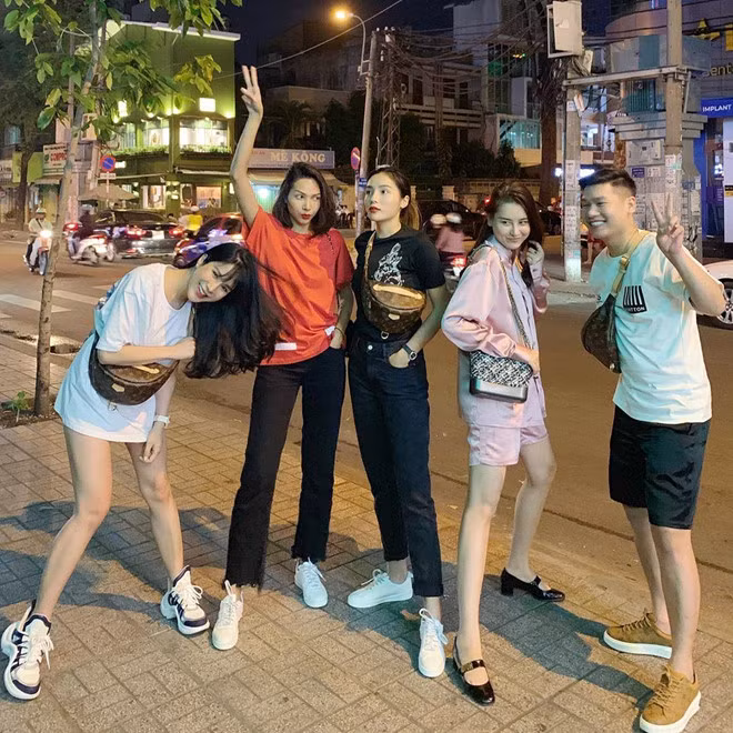 Diệp Lâm Anh chọn mốt giấu quần, xách túi bao tử của Louis Vuitton khi đi dạo phố buổi tối cùng Kỳ Duyên, Minh Triệu và một số người bạn. Nhờ thường xuyên tập luyện thể thao, ăn uống khoa học, Lâm Anh luôn giữ được sức khỏe tốt, vẻ ngoài tươi tắn.