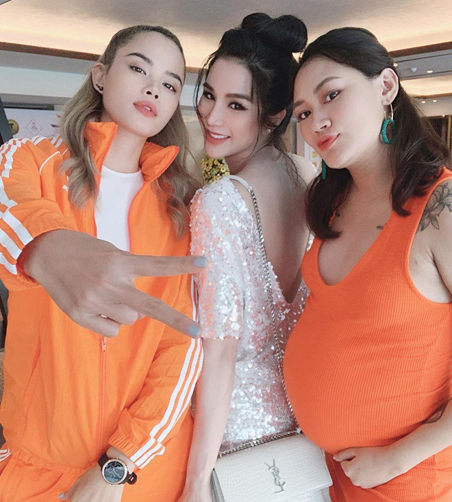 Chân dài Hà thành hội ngộ 2 người bạn cùng bước ra từ Vietnam's Next Top Model 2010 là Thu Hiền và Pông Chuẩn. Người mẫu Pông Chuẩn cũng đang mang thai con thứ 2, bụng to hơn cả Diệp Lâm Anh.