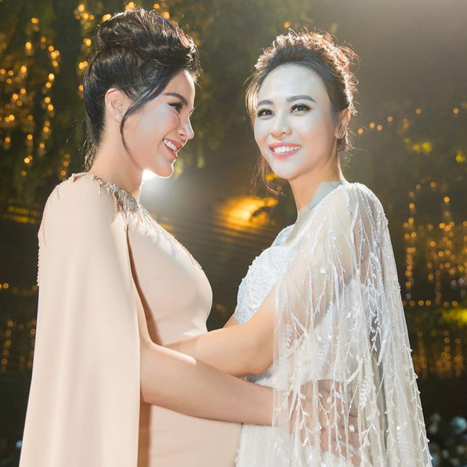 Tại lễ cưới của Đàm Thu Trang - Cường Đô La, Lâm Anh chọn cho mình thiết kế đầm màu nude ôm dáng. Có thể thấy dù đang trong thời gian thai kỳ nhưng người mẫu sinh năm 1989 vẫn tích cực xuất hiện tại các sự kiện, lễ cưới của bạn bè.