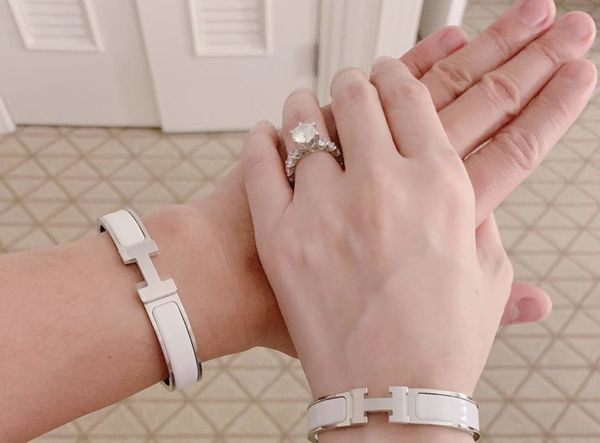 Mẫu vòng tay này có giá gần 700 USD khoảng hơn 16 triệu đồng. Trên tay Hari Won còn đeo chiếc nhẫn kim cương tiền tỷ, đây cũng là món quà mà cô được ông xã mua tặng.
