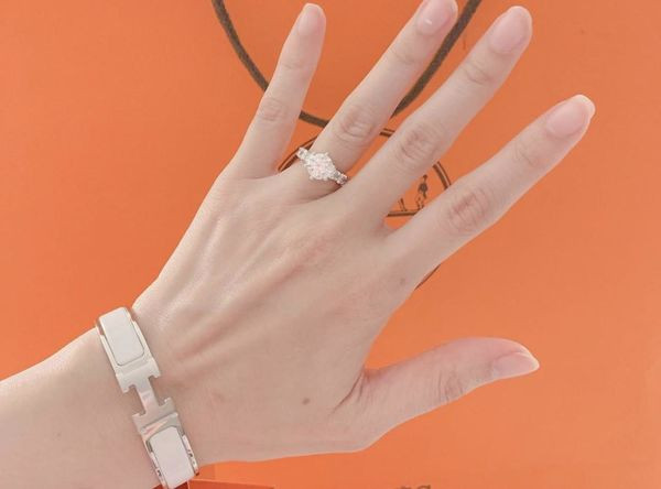 Chiếc vòng tay bạc hiệu Hermes là một trong số những món quà đó, được Trấn Thành - Hari Won mua đeo đôi.