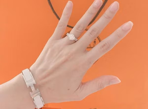 Chiếc vòng tay bạc hiệu Hermes là một trong số những món quà đó, được Trấn Thành - Hari Won mua đeo đôi.