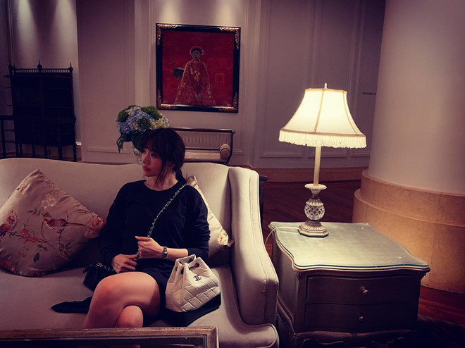 Mẫu ba lô thắt rút của Chanel với giá tương đương 4.390 USD (khoảng 100 triệu đồng) chỉ là một trong số ít ỏi các phụ kiện đắt đỏ trong tủ đồ của Hari Won.